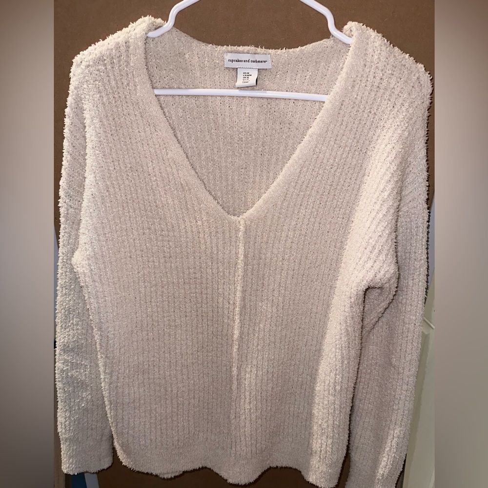 Cupcakes & Cashmere Cream Plush Longline Relaxed V Neck Sweater | Size M